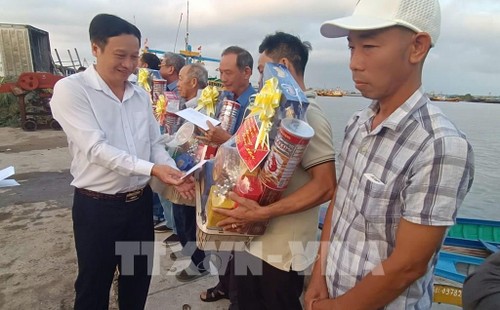 巴地头顿省渔民年初出海捕鱼 - ảnh 1