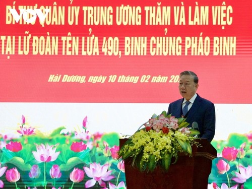 苏林视察炮兵兵种490导弹旅 - ảnh 1