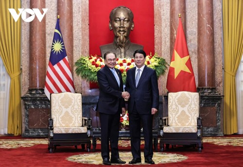 梁强会见马来西亚总理安瓦尔 - ảnh 1