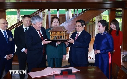 范明政与吉尔吉斯斯坦总理卡西马利耶夫参观胡志明主席遗迹区 - ảnh 1
