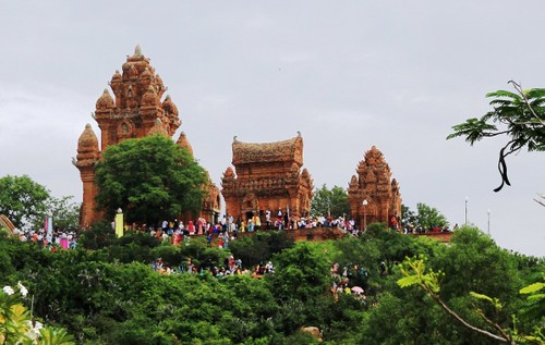 占族的神轿游行和开塔仪式 - ảnh 1