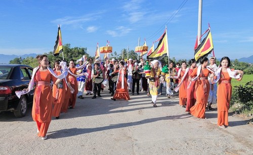 占族的神轿游行和开塔仪式 - ảnh 2