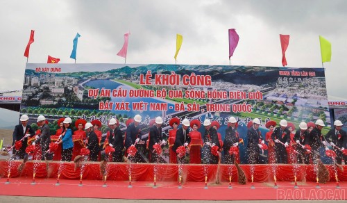 中国坝洒-越南巴刹红河界河公路大桥正式开工 - ảnh 1