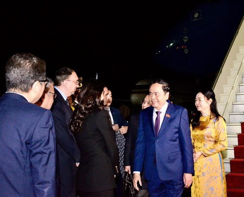 陈青敏和夫人抵达埃里温，开始访问亚美尼亚 - ảnh 1