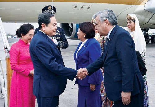 陈青敏抵达塔什干出席IPU-150并正式访问乌兹别克斯坦 - ảnh 1