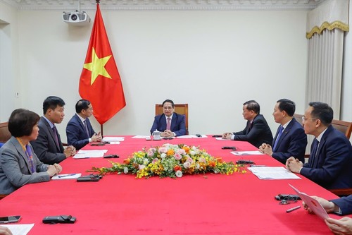 范明政与马来西亚总理安瓦尔通电话 - ảnh 1