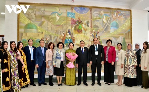 陈青敏夫妇参观塔什干国立东方大学 - ảnh 1