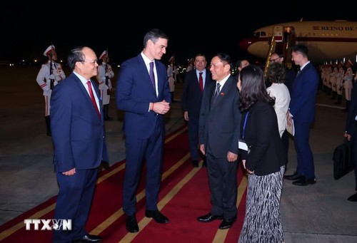 西班牙首相佩德罗·桑切斯抵达河内，开始对越南进行正式访问 - ảnh 4