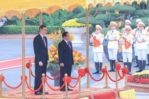 范明政主持仪式，欢迎西班牙首相正式访问越南 - ảnh 3