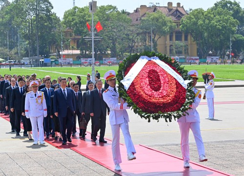 中共中央总书记、中国国家主席习近平瞻仰胡志明主席陵墓 - ảnh 1
