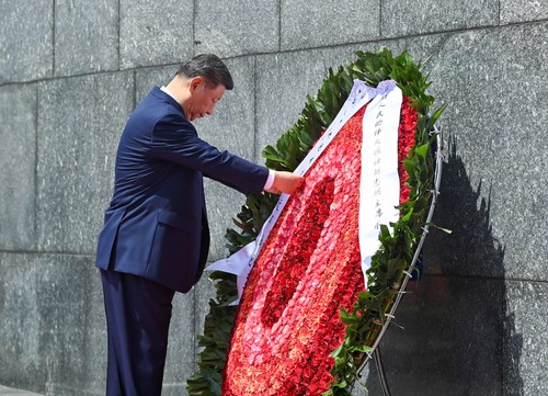 中共中央总书记、中国国家主席习近平瞻仰胡志明主席陵墓 - ảnh 2