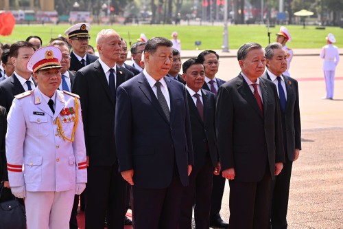 中共中央总书记、中国国家主席习近平瞻仰胡志明主席陵墓 - ảnh 3