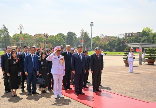 中共中央总书记、中国国家主席习近平瞻仰胡志明主席陵墓 - ảnh 4