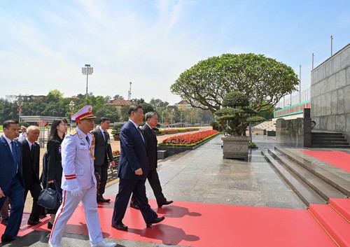 中共中央总书记、中国国家主席习近平瞻仰胡志明主席陵墓 - ảnh 5