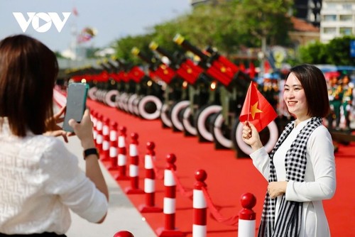 胡志明市张灯结彩，热烈庆祝4·30重大节日 - ảnh 11