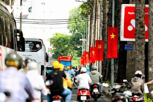 胡志明市张灯结彩，热烈庆祝4·30重大节日 - ảnh 1