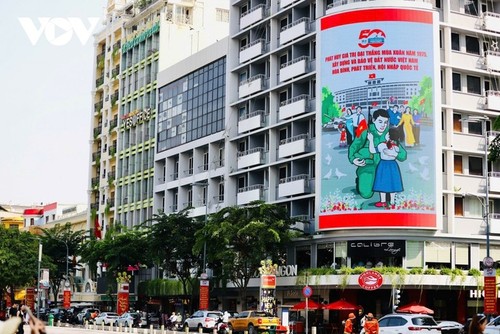 胡志明市张灯结彩，热烈庆祝4·30重大节日 - ảnh 3