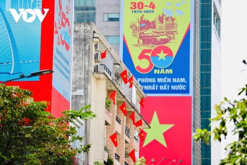 胡志明市张灯结彩，热烈庆祝4·30重大节日 - ảnh 8