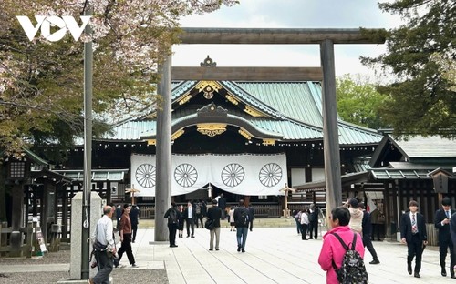 日本首相石破茂向靖国神社供奉名为“真榊”的祭品 - ảnh 1