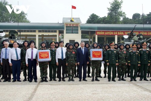 苏林：装甲兵种必须真正正规化、精锐化、现代化 - ảnh 1