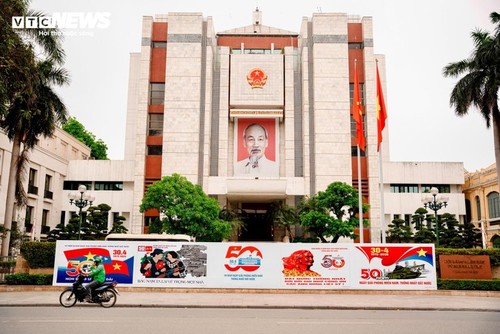 在历史性的四月里，国旗染红了河内的每条街道、每栋建筑 - ảnh 10