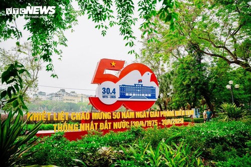 在历史性的四月里，国旗染红了河内的每条街道、每栋建筑 - ảnh 11