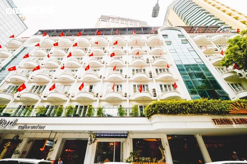 在历史性的四月里，国旗染红了河内的每条街道、每栋建筑 - ảnh 1