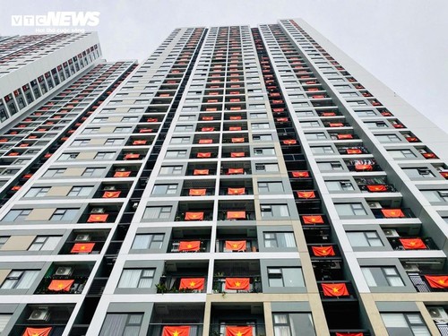 在历史性的四月里，国旗染红了河内的每条街道、每栋建筑 - ảnh 6