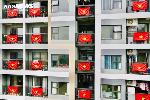 在历史性的四月里，国旗染红了河内的每条街道、每栋建筑 - ảnh 7