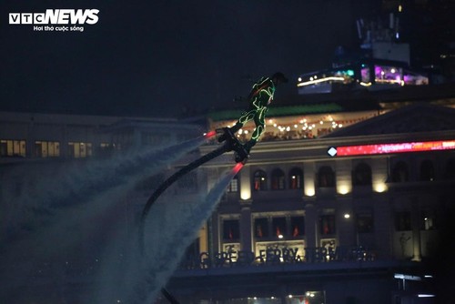 胡志明市烟花璀璨、艺术精彩庆祝统一日 - ảnh 10