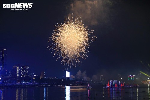 胡志明市烟花璀璨、艺术精彩庆祝统一日 - ảnh 2
