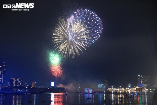 胡志明市烟花璀璨、艺术精彩庆祝统一日 - ảnh 3