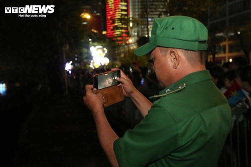 胡志明市烟花璀璨、艺术精彩庆祝统一日 - ảnh 6