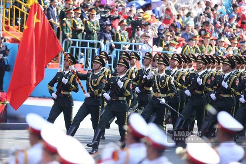 中国人民解放军参加越南南方解放五十周年庆典充分体现两国的深厚友谊和互信 - ảnh 2