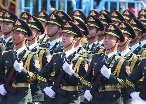 中国人民解放军参加越南南方解放五十周年庆典充分体现两国的深厚友谊和互信 - ảnh 3