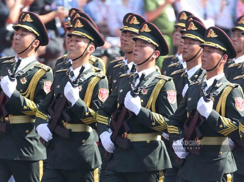 中国人民解放军参加越南南方解放五十周年庆典充分体现两国的深厚友谊和互信 - ảnh 4