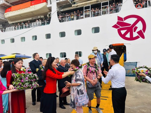广宁省迎接载有1700多名日本游客的邮轮 - ảnh 3