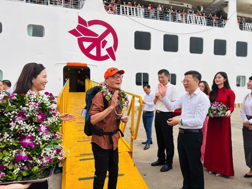 广宁省迎接载有1700多名日本游客的邮轮 - ảnh 2
