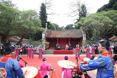 苏林夫妇与法国总统马克龙夫妇参观河内文庙—国子监 - ảnh 7