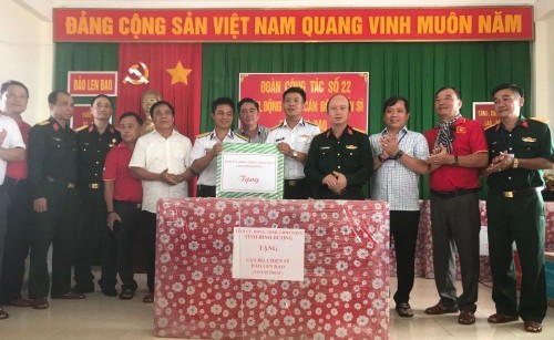 看望、鼓舞长沙群岛和DK1海上高脚屋官兵和居民 - ảnh 1