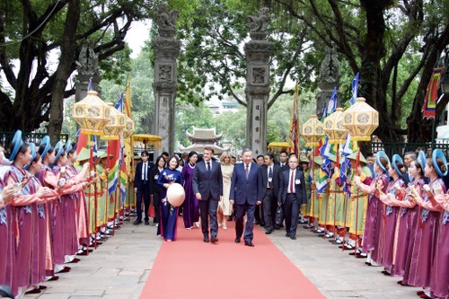 苏林夫妇与法国总统马克龙夫妇参观河内文庙—国子监 - ảnh 1