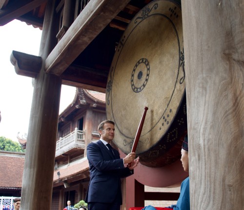 苏林夫妇与法国总统马克龙夫妇参观河内文庙—国子监 - ảnh 3