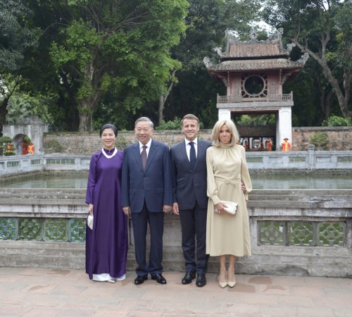 苏林夫妇与法国总统马克龙夫妇参观河内文庙—国子监 - ảnh 4