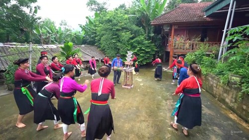 到安富与高兰族同胞共享民间歌舞 - ảnh 1