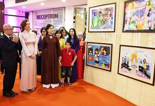 苏林总书记夫人与联合国教科文组织总干事奥黛丽·阿祖莱出席“我们能行”画展 - ảnh 1