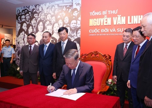 苏林出席"阮文灵总书记——生平与事业"展览开幕式 - ảnh 4