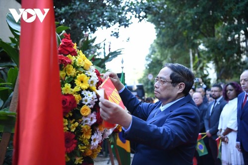 范明政在里约热内卢胡志明主席纪念牌前敬献花圈 - ảnh 1