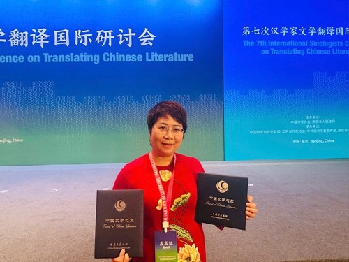 翻译家阮丽芝荣获“中国文学之友”称号 - ảnh 1