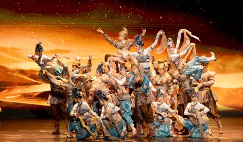 中国中央民族歌舞团来越演出 - ảnh 1