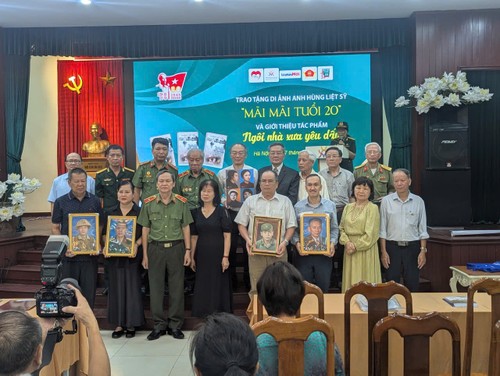 “永远20岁”英雄烈士肖像赠予仪式 - ảnh 1